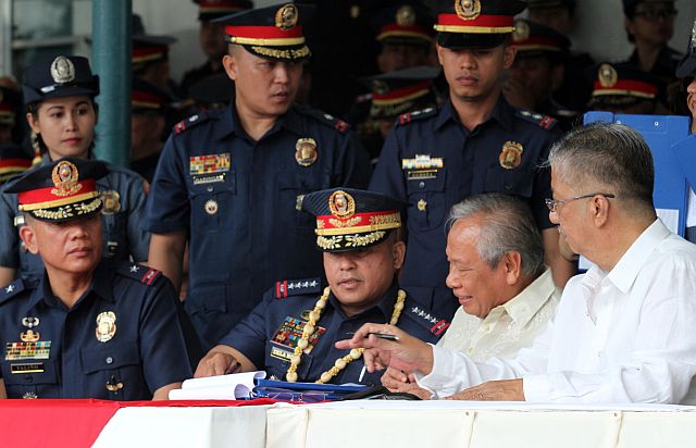 RETIRED JUSTICES AND JUDGES WILL HELP PNP/JULY 18, 2016: Retired Court of Appeals Justice Isaias Dicdican (2nd from right) and retired RTC Judge Silvestre Maamo Jr. (right most)  are among the new legal volunteers for the  Philippine National Police in its continuing war against illegal drugs in the region.   A Memorandum of Agreement (MOA) with PRO-7 director P/Chief Supt. Noli Taliño was signed yesterday by the judges witnessed by  PNP  Director General Ronald “Bato” Dela Rosa (CDN PHOTO/JUNJIE MENDOZA)