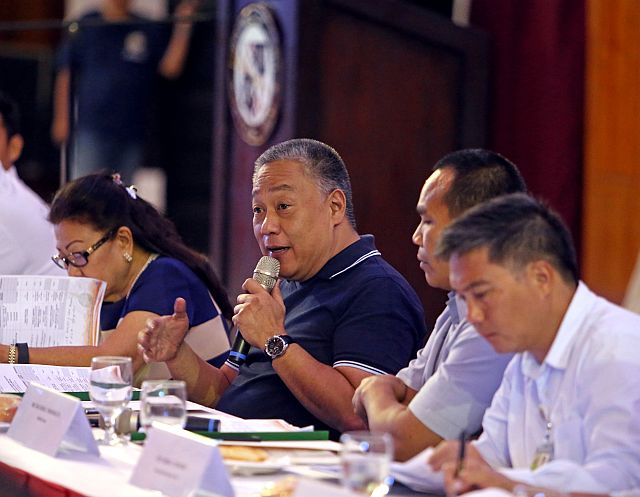 Gov. Hilario Davide III tackles issues during a meeting with Cebu provincial government officials and officials of Provincial Disaster Risk Reduction Management Office. (CDN PHOTO/LITO TECSON)