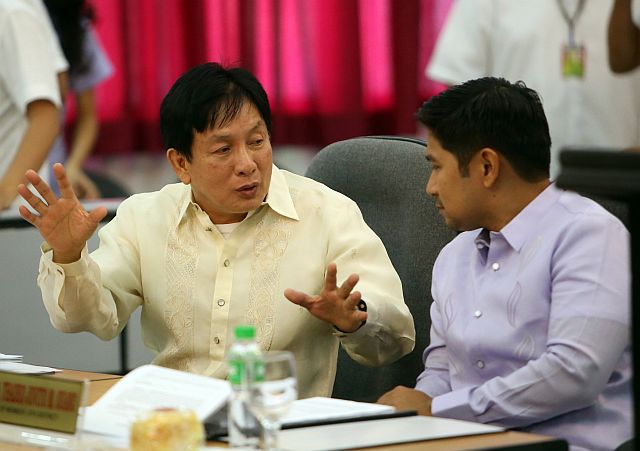 Cebu Provincial Board Member Thadeo Jovito “Jonkie” Ouano (right) listens to PB Member Glenn Bercede as the latter stresses a point during Monday’s PB session. (CDN PHOTO/LITO TECSON)