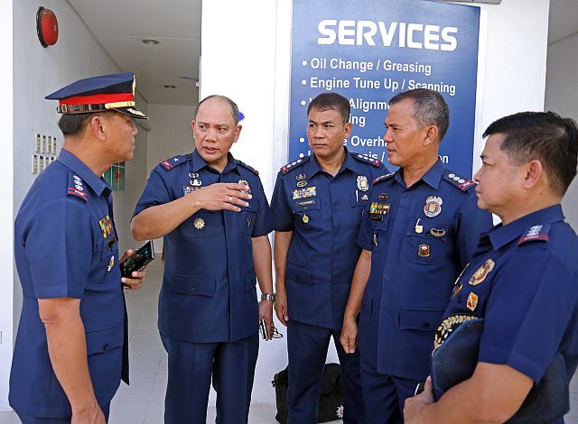 PRO-7 Director Chief Supt. Noli Taliño confers with his new Police Director after the Petron Lakbay Ligtas event in Barangay Escario in Cebu City. Yesterday, the Mandaue and Liloan police killed a surrenderer and arrested three other surrenderers who continued their illegal trade despite their promise to stop them. (CDN PHOTO/LITO TECSON)