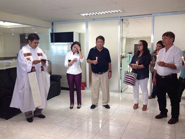 Mayor Osmeña with his wife Margot and staff during the blessing of his office. (CDN PHOTO/NESTLE L. SEMILLA) 