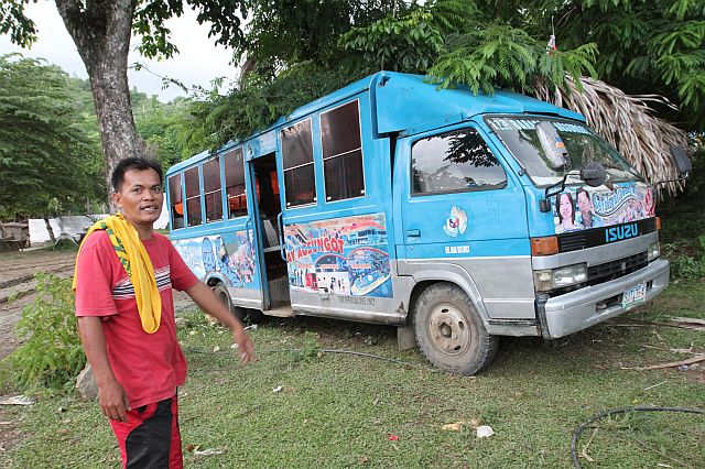Barangay Agsungot driverJoel Villegas points to the dilapidated mini bus donated by North District Rep. Raul del Mar that was issued to the village over a decade ago by the Cebu City government. (CDN PHOTO/JUNJIE MENDOZA)