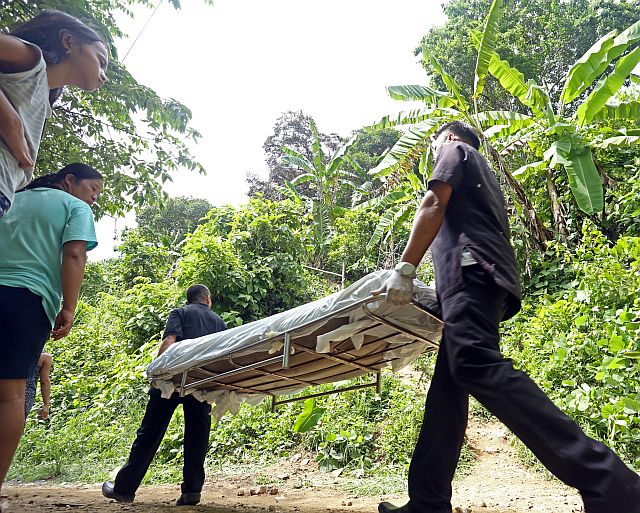 Funeral parlor attendants carry the remains of a drug suspect killed in one of the operations in Barangay Talamban last July 7, 2016. (CDN PHOTO/LITO TECSON)