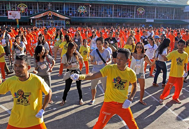 Local and foreign tourists join the CPDRC dancing inmates after their performance at the CPDRC grounds. Alvaro “Barok” Alvaro,  the alleged number one drug lord in Cebu who is now an inmate at the provincial jail, has been told to join them too starting August. (CDN FILE PHOTO)