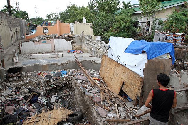 Mandaue City Hall’s demolition team is clearing shanties beside the Mahiga Creek in Barangay Subangdako in anticipation of more rains in the coming months. (CDN PHOTO/JUNJIE MENDOZA)