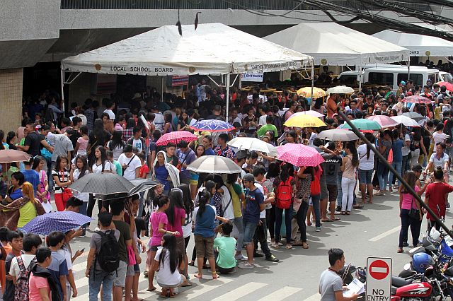 Thousands ofpotential  young voters occupied Osmeña Blvd. corner P. Burgos street as they trooped to the Cebu City Comelec office to register so they can vote for the coming SK and barangay election. (CDN PHOTO/JUNJIE MENDOZA)