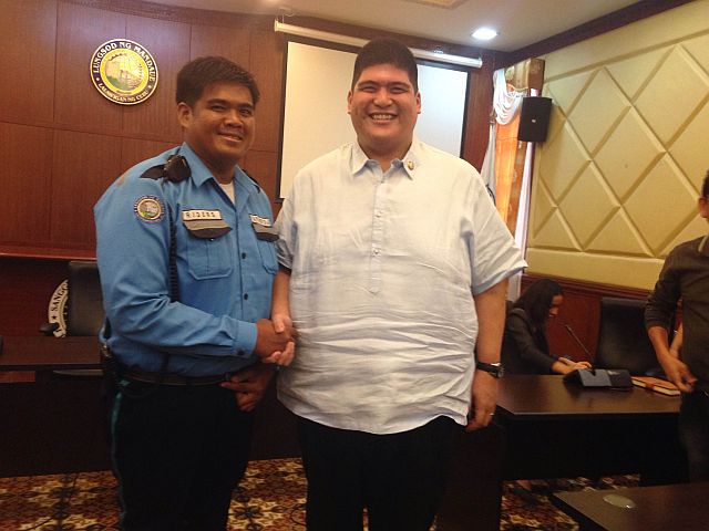 Traffic Enforcer David John Catinoy gets a reward from Mandaue City Mayor Gabriel Luis Quisumbing after he apprehended the mayor’s cousin for a traffic violation. CONTRIBUTED PHOTO