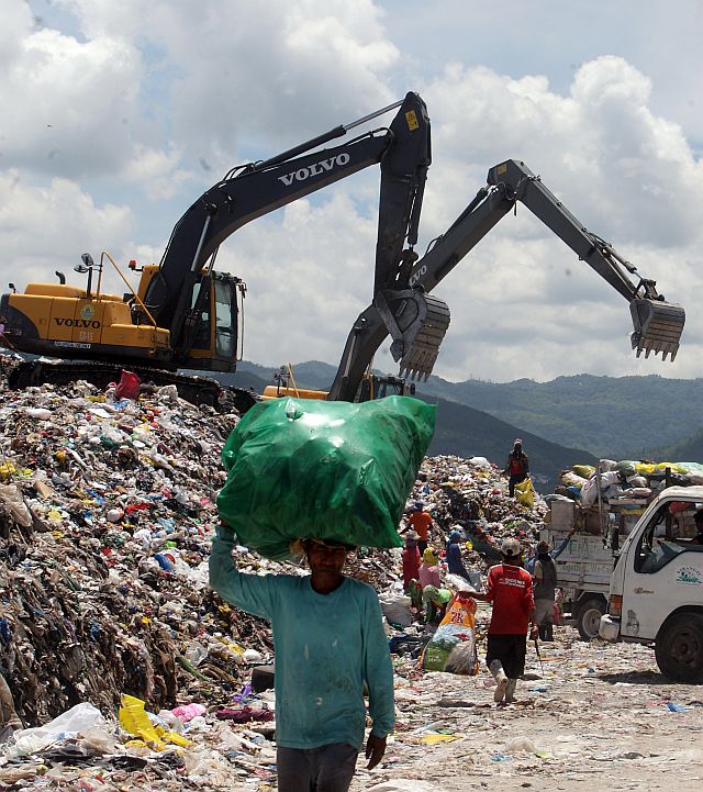 Garbage are dumped at the Inayawan landfill in Cebu City since it was reopened recently. (CDN PHOTO/TONEE DESPOJO)
