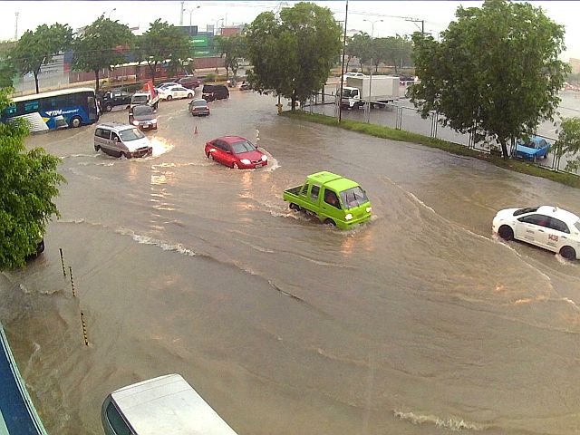 An afternoon of heavy rain on the first day of July floods S. Osmeña Road corner Kaohsiung Street at the North Reclamation Area and most of  Metro Cebu. (CDN PHOTO/JUNJIE MENDOZA)