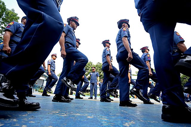 Relieved members of the Regional Special Operations Group (RSOG) and the Regional Anti-Illegal Drugs Special Operations Task Force (RAIDSOTF) do marching drills as part of their retraining. Police Regional Director Noli Taliño has relieved four police directors in Cebu.  (CDN PHOTO/LITO TECSON)