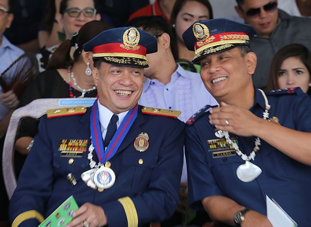 HAPPY TIMES. This photo was taken on July 13, 2015, the day Chief Supt. Vicente A. Loot retired from the police service as a one-star general, in a ceremony at Camp Sergio Osmeña presided by his friend and “mistah,” then Philippine National Police Deputy Director General Marcelo P. Garbo Jr.  Loot received a Distinguished Service Medal, P2..4 million in retirement pay and P3.2 million for accumulated leaves. (CDN FILE PHOTO)