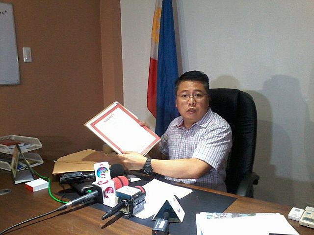 Newly appointed PDEA-7 chief Yogi Filemon Ruiz shows the folder that contains the list of the top drug personalities in Cebu and other parts of Central Visayas.  (CDN PHOTO/ADOR VINCENT S. MAYOL)