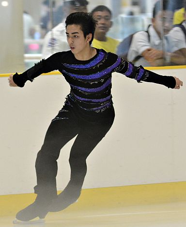 Olympic figure skater Michael Christian Martinez wows the crowd as  he performs his world-class figure skating skills at the  SM Seaside Cebu ice skating rink. (CDN PHOTO/CHRISTIAN MANINGO)