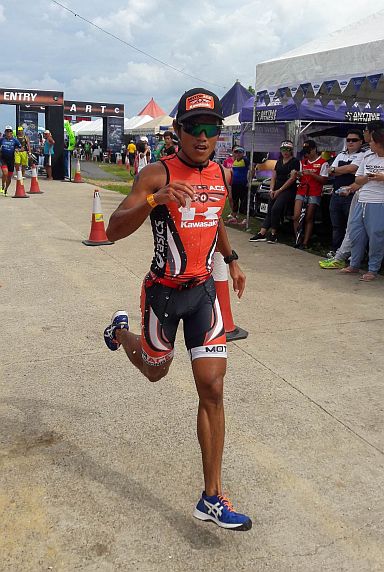John Philip Dueñas of Motorace-Kawasaki Racing Team sprints to the finish line on the way to winning the 80/80 Triathlon in Sogod, north Cebu. (CONTRIBUTED PHOTO)