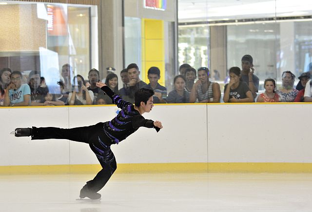 Michael Christian Martinez performs a spread eagle during a short program in his three-day clinic at the SM Seaside Cebu Ice Skating Rink.  (CDN PHOTO/CHRISTIAN MANINGO)