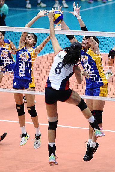 Aiza Pontillas of Petron is defended by Jesseu Laine de Leon and Honey  Tubino of RC Cola Army during yesterday’s game at the FilOil Flying V Centre in San Juan. (INQUIRER)