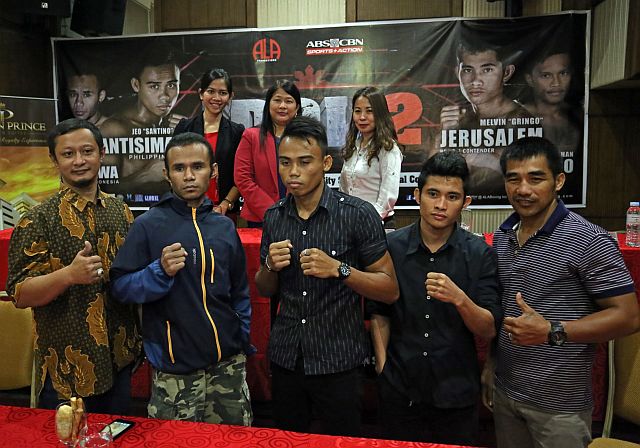 Protagonists Junior Bajawa (2nd from left) and Jeo “ Santino” Santisima (3rd from left) pose in a press conference for Saturday’s main event of the “IDOL 2 Boxing Series” at the Mandaue City Cultural and Sports Complex. The two boxers are joined by their trainers and officials of the ALA Promotions. (CDN PHOTO/LITO TECSON)