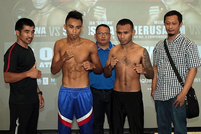 Joe “Santino” Santisima of the Philippines (2nd from left) and his opponent  Junior Bajawa of Indonesia (2nd from right) pose for the media right after their weigh-in yesterday at the J Center Mall. They tangle tonight in the main event of IDOL 2 Boxing Series at the Mandaue Sports Complex.  (CDN PHOTO/FERDINAND R. EDRALIN)