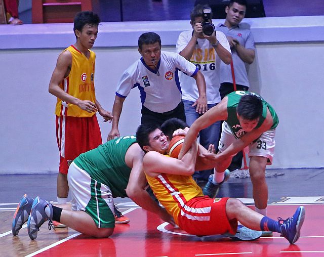 Melvin Navarra of USJ-R is ganged up by two UV players in their Recoletos de Cebu Basketball Cup game yesterday at the Recoletos Coliseum. (CDN PHOTO/LITO TECSON)