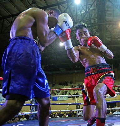 ALA Boxing Gym’s Jeo “Santino” Santisima (right) fights against Junior Bajawa of Indonesia in the IDOL 2 Boxing Series at the Mandaue City Cultural and Sports Complex. (CDN PHOTO/LITO TECSON)
