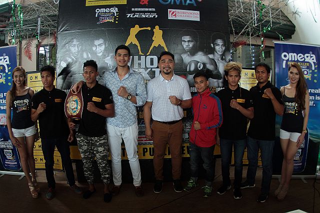 Pio Paulo Castillo (4th from left), president of Omega Pro Sports International (OPSI) and Chad Cañares (5th from left), vice president of OPSI, pose with some of the Omega Gym fighters who will se action in ‘Who’s Next? 2” Pro Boxing Series on Saturday at Robinsons Galleria Cebu Atrium. (CDN PHOTO/FERDINAND R. EDRALIN)