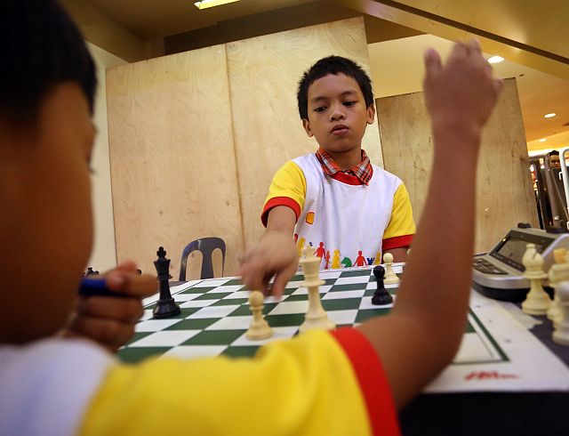 Jerish John Velarde makes his  winning move against Emmanuel Cababan in the kiddies category of the 2016 Shell National Youth Active Chess Championship at SM City Cebu. (CDN PHOTO/LITO TECSON)