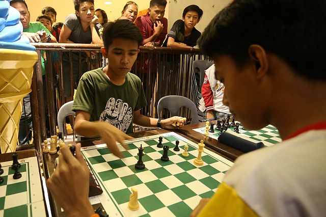 Allan Pason (left) and Christian Kurt Pondoyo trade moves in their seniors’ category match of the 24th Shell National Youth Active Chess Championships-Visayas Leg  at SM Foodcourt. (Story on p. 28.) (CDN PHOTO/Lito Tecson)