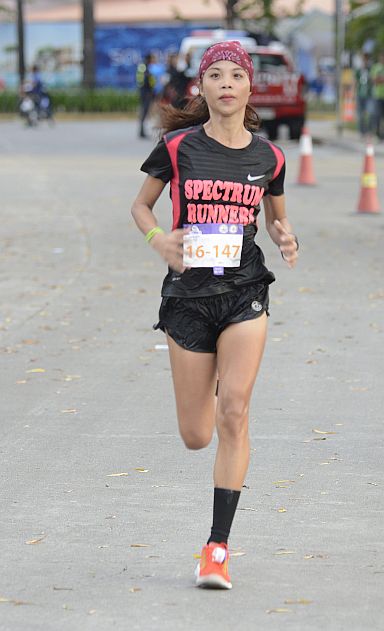 Lizane Abella sprints to the finish line en route to winning the 16-kilometer  category of Run 4 Ur Future yesterday at the Cebu Business Park. (CDN PHOTO/CHRISTIAN MANINGO)