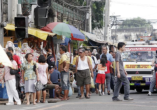 Sidewalk vendors in Cebu City are at risk of being removed once business establishments complain that they are obstructing pedestrians. (CDN FILE PHOTO)