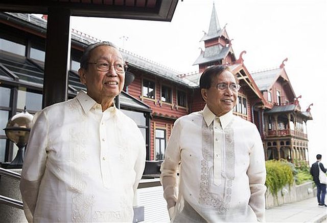 Jose Maria Sison of NDF (left) and Philippine peace minister Jesus Dureza, participate in ongoing peace negotiations hoted by Oslo, Norway. (AFP)
