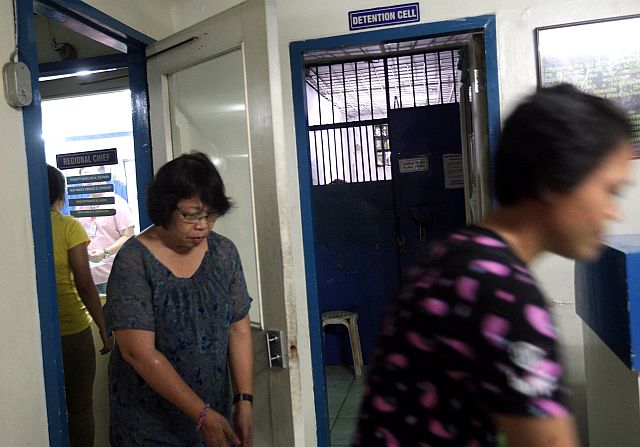  Adelfa Toledo (left) arrive at the CIDG after her arrest in brgy Luz Cebu City for double murder based on a warrant issued by RTC Judge Virginia Tehano-Ang of Nabunturan, Compostela Valley Province. (CDN PHOTO/TONEE DESPOJO)