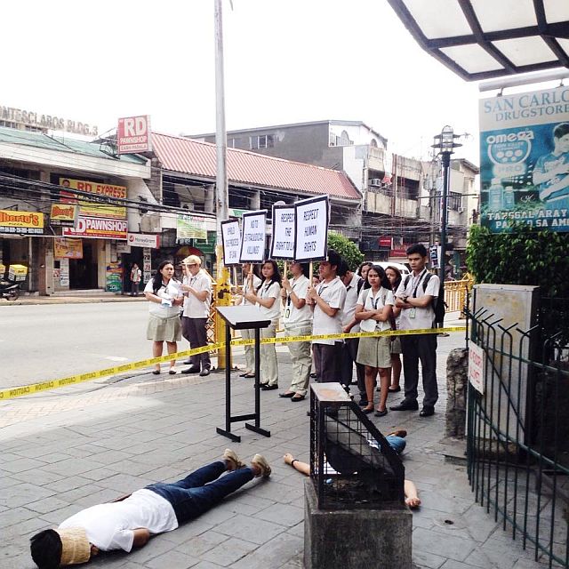 Around 30 Political Science students from the University of San Carlos (USC) staged a protest Thursday morning  at their main campus against the extrajudicial killings in the country. (CONTRIBUTED PHOTO/BON ROBERT LUZON)
