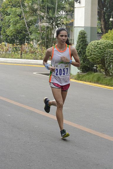 Ruffa Sorongon cruising her way to the finish line to bag the top spot in the 20k female category of the 447th Founding Anniversary Fun Run of the Cebu Provincial Capitol. (CDN PHOTO/ CHRISTIAN MANINGO) 
