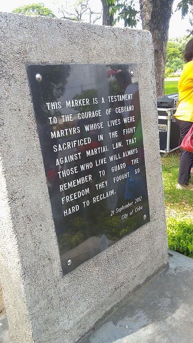  A marker at Plaza Independencia recalls the courage of Cebuano martyrs during Martial Law (CDN PHOTO/MICHELLE PADAYHAG)