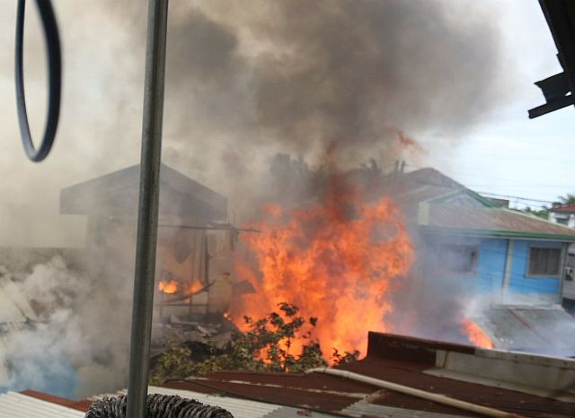 Fire rages houses in sitio Tabay Alumnus, Brgy Basak San Nicolas (CDN PHOTO/LITO TECSON)