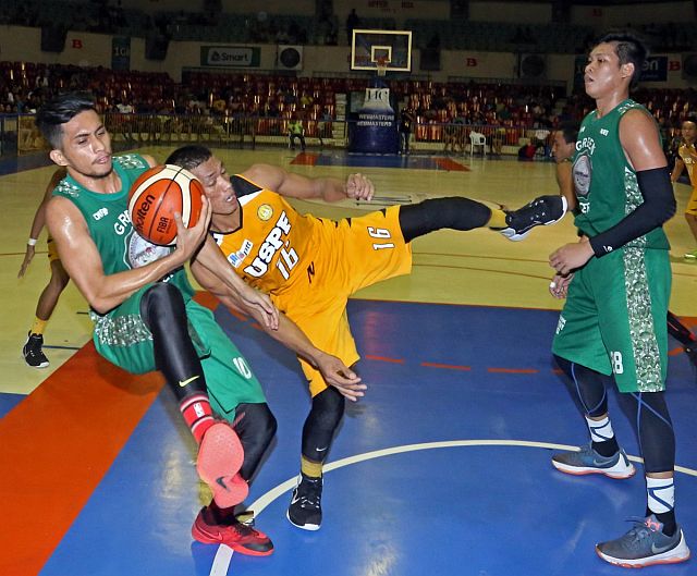 Tristan Albina of the University of the Visayas loses his balance while trying to secure the ball in their game against the University of Southern Philippines Foundation yesterday in the Cesafi men’s basketball tournament at the Cebu Coliseum. (CDN PHOTO/LITO TECSON)