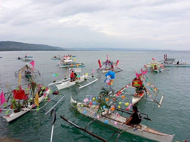 SEA OF BELIEVERS.  As a gesture of devotion, fishermen decorated their boats and offered free ride  to the participants. The Sibonga Coast Guard required all  of them to wear life vests as a precautionary measure. (CDN PHOTO/CLINT HOLTON POTESTAS)