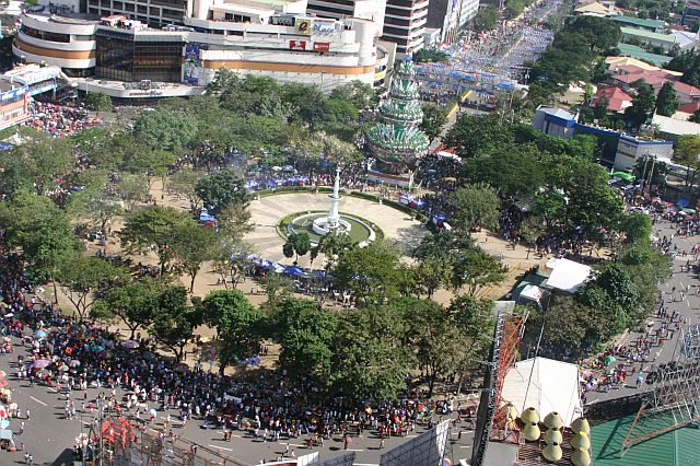 The Fuente Osmeña Circle, one of the famous landmarks of Cebu City, belongs to the Cebu City government, not the province of Cebu, as affirmed by a court decision. (CDN FILE PHOTO)