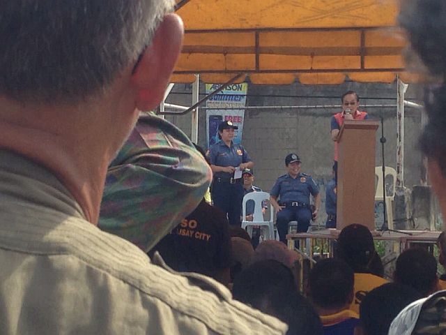 Talisay City Mayor Eduardo Gullas speaks before the attendees of the anti-drugs rally. (CDN PHOTO/CARMEL LOISE MATUS)