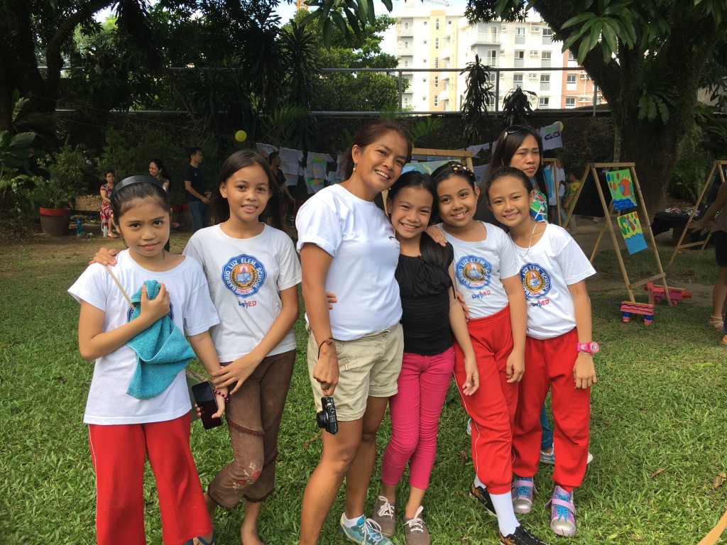 Joanna Arong with elementary students from Barrio Luz