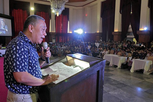 Cebu Gov. Hilario Davide III announced  a  P15K anniversary bonus for provincial employees in a speech  at the Capitol Social Hall yesterday. (CDN PHOTO/JUNJIE MENDOZA)