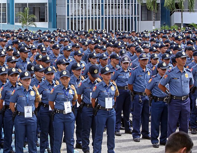 Cebu’s police men and women stand in attention in this  photo taken on May 5, 2016, as they await for their deployemt to different areas in time for the May 9 elections. (CDN FILE PHOTO)