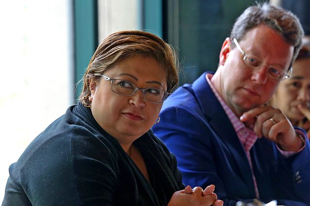 Corazon Guidote, (left) senior vice president for investor relations of SM Investments Corp., and Tim Daniel, the firm’s consultant for investor relations, discuss the firm’s expansion plans in the Visayas during a forum at the Radisson Blu Hotel Cebu. (CDN PHOTO/JUNJIE MENDOZA)