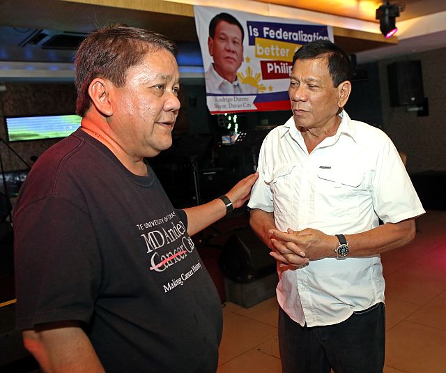 THROWBACK 2015. Tomas Osmeña, then  a former mayor, shared a light moment with his friend,  then Davao City Mayor Rodrigo Duterte before the latter’s press conference at the Adnama Building  in Mandaue City on May 11, 2015 (CDN FILE PHOTO)