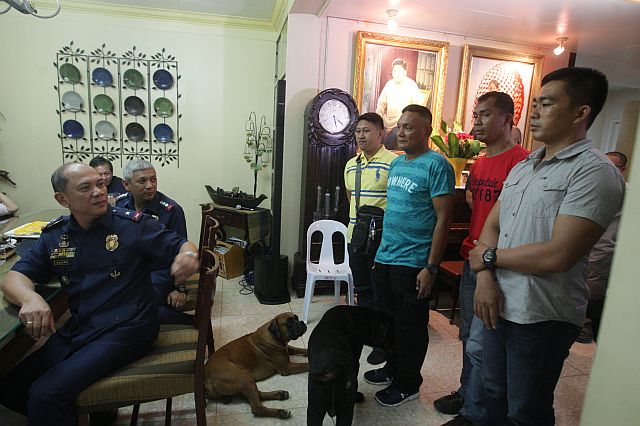 Chief Supt. Noli Talino (left) looks at the four policemen assigned to Cebu City Mayor Tomas Osmeña and his wife Councilor Margot Osmeña who were presented to him during his courtesy visit at the mayor’s house in Barangay Guadalupe last July 6.  Yesterday,  Talino pulled out  the mayor’s  security details —  SPO1 Adonis Dumpit, SPO2 Richelle Tejano and PO3 Romeo Batuhan — but  Councilor Osmeña’s aide  (4th from right) was spared.  (CDN PHOTO/TONEE DESPOJO)