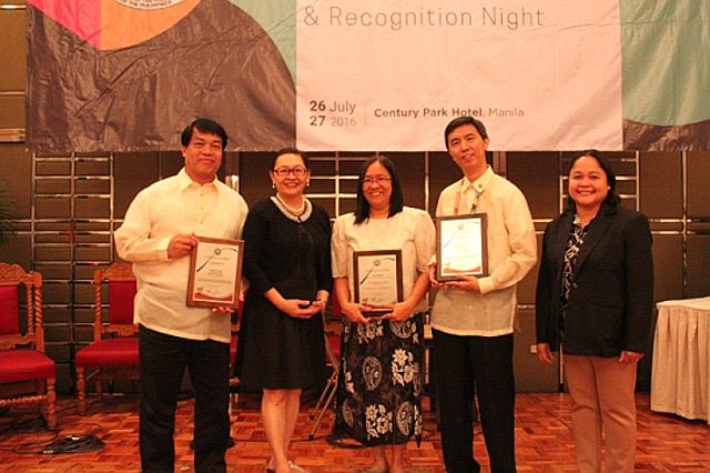 Dr. Danilo Largo (left), together with his co-authors, receives the first runner-up award in the recently concluded Ched Republica Award for their research on the “Development of an Integrated Multi-tropic Aquaculture (IMTA) System for Tropical Marine Species in Southern Cebu, Philippines.” (CONTRIBUTED PHOTO)