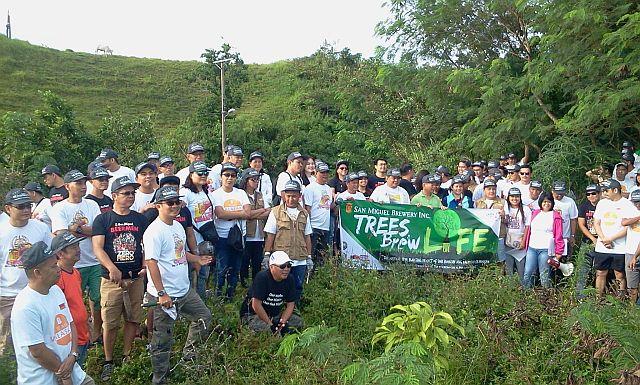 Businessmen and employees join the tree-planting activity in a mountain barangay in Cebu City as part of the activities for Mandaue Business Month. (CDN PHOTO/NORMAN MENDOZA)