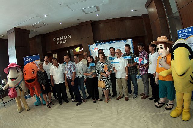 Ten Cebu municipal mayors sign an agreement with Rare on the protection of Tañon Protected Seascape. (CDN PHOTO/FERDINAND R. EDRALIN)