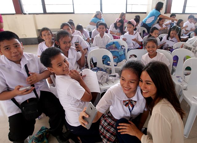 The beauty queen takes a selfie with the participants of the workshop. (CDN PHOTO/ TONEE DESPOJO)