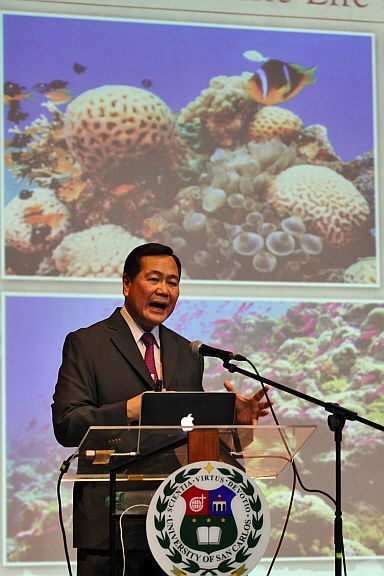  Supreme Court Senior  Associate Justice Antonio Carpio shows picture of marine life in  a disputed reef in  South China Sea as he discusses the dispute  before the Law students of the University of San Carlos in a forum on Aug. 18, 2016. (CDN PHOTO/JUNJIE MENDOZA)